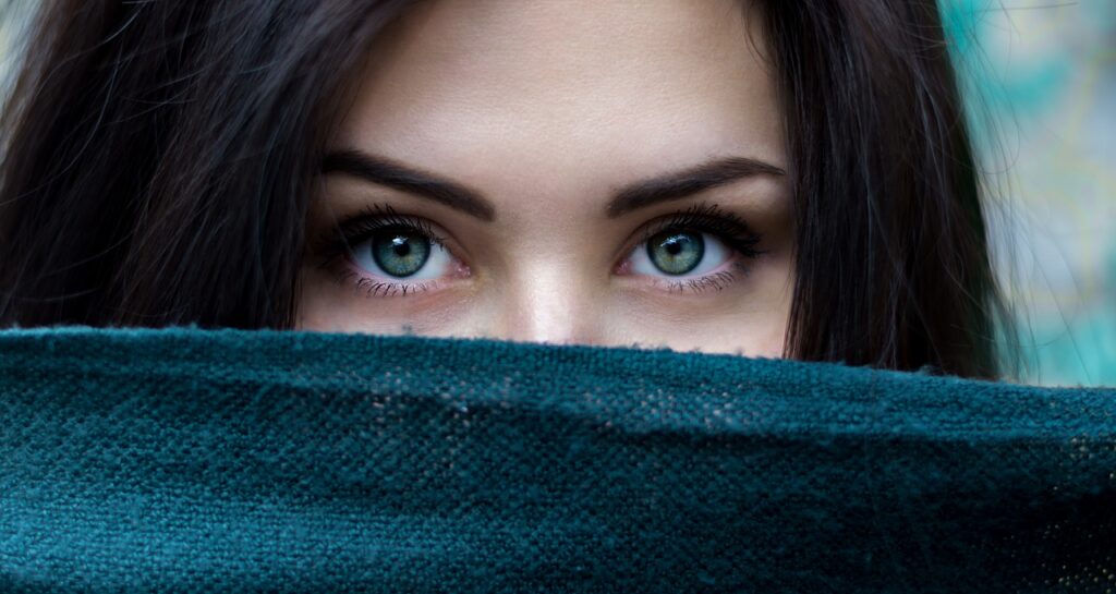 Frau mit schönen Augen blickt über einen Schaal